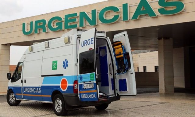 Una ambulancia en el servicio de Urgencias del Hospital de Antequera (Mlaga)
