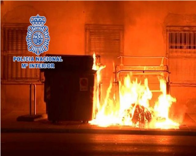 Contendor ardiendo en la calle Calzada de Castro de Almera