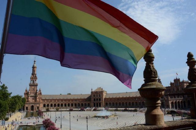 Bandera arcoiris izada en la Plaza de Espaa de Sevilla con motivo del Da del Orgullo Lgtbi