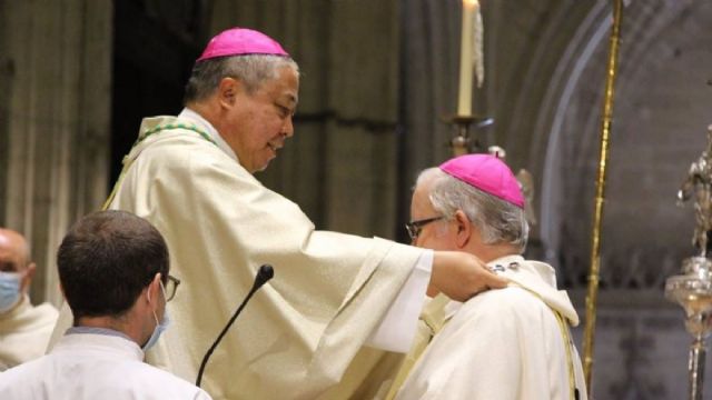 El nuncio apostlico impone el palio arzobispal a Saiz Meneses