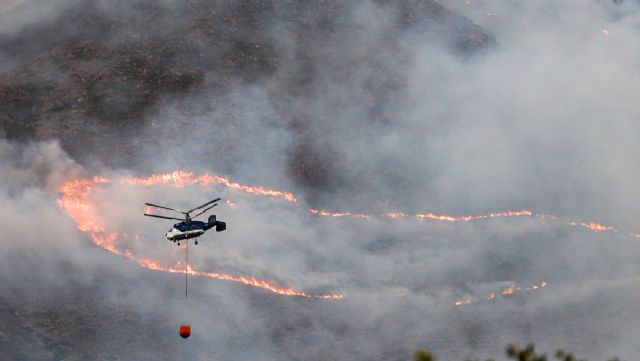 Helicptero contra incendio intentando apagar el fuego de la Sierra Bermeja, visto desde el cerro de la Silla de los Huesos