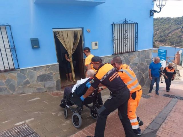 Voluntarios ayudan a personas dependientes que tuvieron que ser evacuadas de sus casas debido al incendio forestal en Sierra Bermeja y en el Valle del Genal