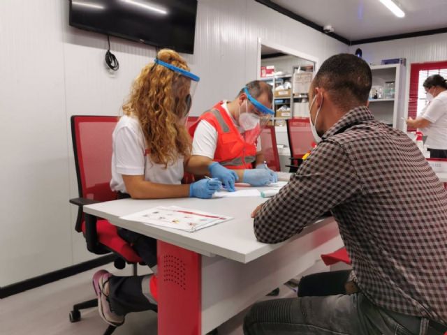 Voluntarios de Cruz Roja atienden a una de las 376 personas llegadas en patera a lo largo del fin de semana en Almera