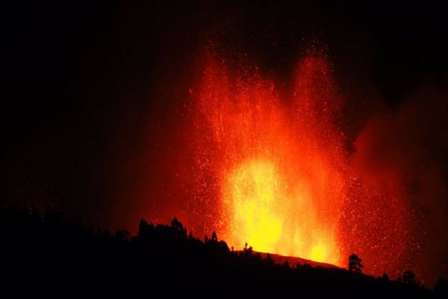 Una boca eruptiva expulsa lava y piroclastos en la zona de Cabeza de Vaca, a 19 de septiembre de 2021, en El Paso, La Palma, Santa Cruz de Tenerife, Islas Canarias, (Espaa). La erupcin volcnica iniciada ayer a las 16 horas en la zona de Cabeza de Vaca - Europa Press