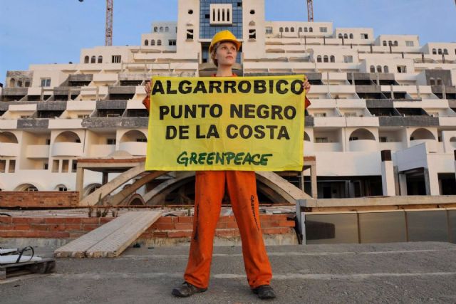 Una activista de Greenpeace en El Algarrobico, en Carboneras (Almera)