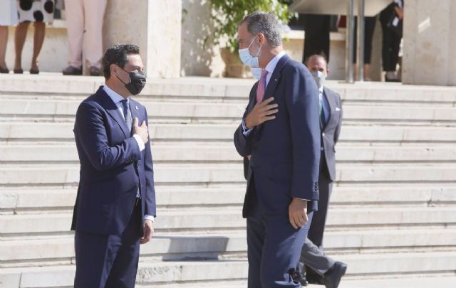 El presidente de la Junta de Andaluca, Juanma Moreno, saluda al Rey Felipe VI
