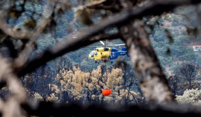 Helicptero contra incendio en la zonas quemadas por el incendio de Sierra Bermeja, en el rea de Puerto de Peas Blancas a 14 de septiembre 2021 en Estepona (Mlaga) Andaluca - lex Zea - Europa Press