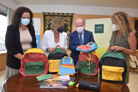 Villalobos y Catal, junto a los kits de material escolar que se entregan a menores en situacin de vulnerabilidad