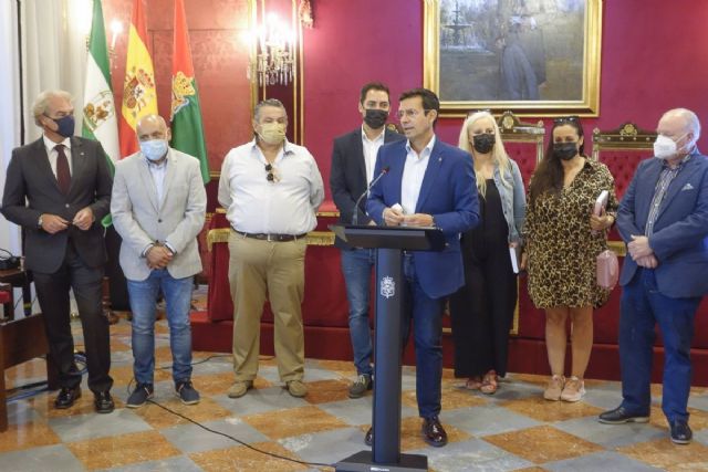El alcalde de Granada, Francisco Cuenca, presenta medidas de apoyo a hosteleros y comerciantes
