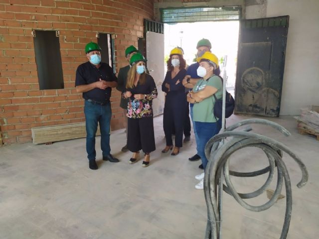 Irene Garca con el alcalde de Olvera visitando las obras de la futura biblioteca