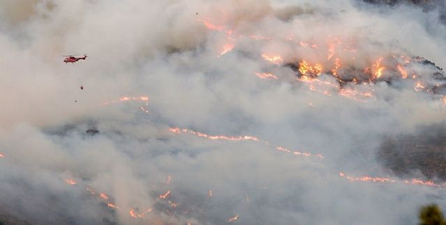Un helicptero contra incendio intentando apagar el fuego de la Sierra Bermeja. - lex Zea - Europa Press