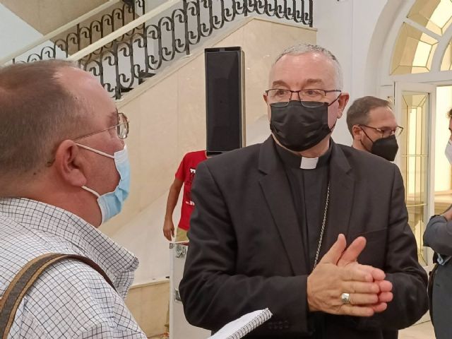 El obispo coadjutor de Almera, Antonio Gmez Cantero, conversa con un periodista