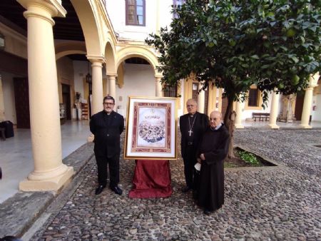 Demetrio Fernndez (centro), entre Miguel Varona y Alfonso Ramrez, junto a un cuadro conmemorativo de los 127 mrtires beatificados