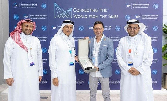 Giovanni Geraci recull el tercer premi a la competici de lIEEE Futures Networks Iniciative, lliurat a Riad, pel mateix article cientfic