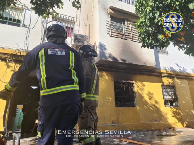 Bomberos actan en un incendio en la calle Mejilln, en el barrio de San Jernimo