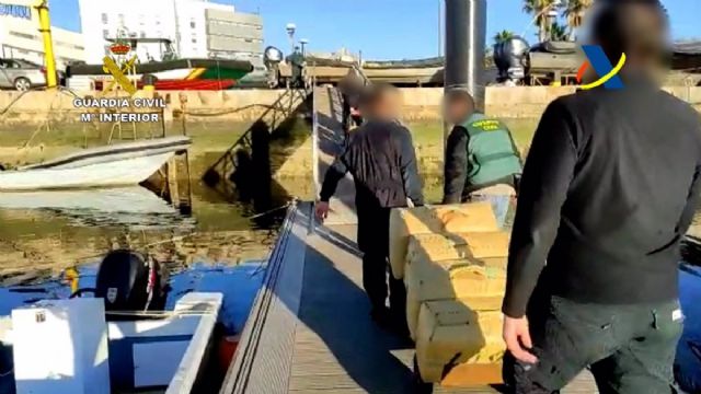 Incautados 2.780 kilos de hachs alijados en la costa de Ayamonte (Huelva) en una operacin con 17 detenidos