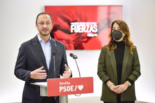 El secretario de Poltica Municipal del PSOE, Alfonso Rodrguez Gmez de Celis, en rueda de prensa en Sevilla