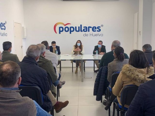 La secretaria general del PP-A, Loles Lpez, en un encuentro con colectivos agrcolas en Huelva