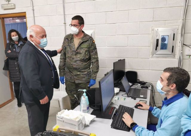 El consejero de Salud, Jess Aguirre, en una imagen de 13 de enero en su visita el dispositivo de vacunacin del Palacio de los Juegos Mediterrneos en Almera