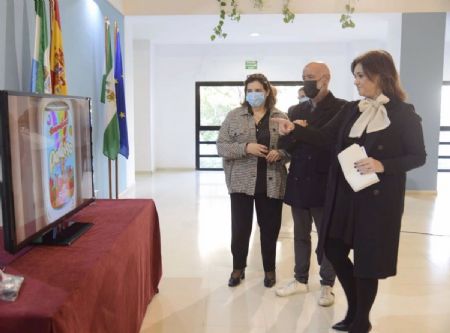 La alcaldesa de Torremolinos, Margarita del Cid, seala un cartel del Pride durante la presentacin de la nueva estrategia turstica de la localidad que se presentar en Fitur 2022