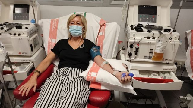 Una usuaria dona plasma en las instalaciones del Banco de Sangre y Tejidos de Aragn