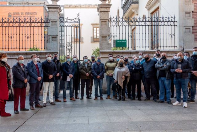 Alcaldes y concejales socialistas de Almera se concentra frente a la sede de la Junta