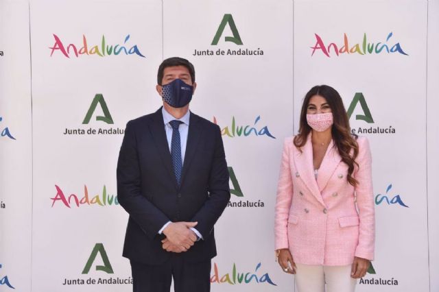 Juan Marn, consejero de Turismo de Andaluca, con la delegada en Mlaga, Nuria Rodrguez, en Fitur 2022