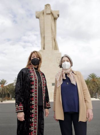 La presidenta del Puerto de Huelva, Pilar Miranda, junto a Fiona Donovan, la bisnieta de la escultora del Monumento a Coln, Gertrude Vanderbilt Whitney