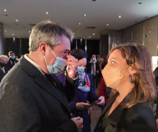 Espadas habla con la portavoz del PSOE en el Ayuntamiento de Crdoba, Isabel Ambrosio