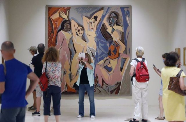 Varios turistas llenan una de las salas del Museo Picasso y disfrutan de las obras de arte del artista malagueo - lex Zea - Europa Press