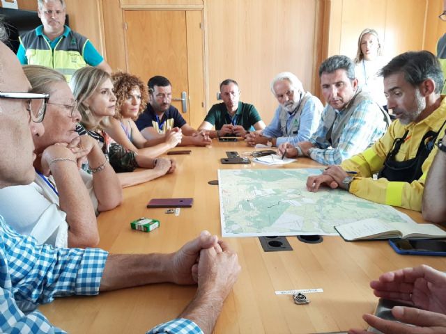 Reunin de coordinacin para consensuar actuaciones en los incendios forestales de Almonte y Bonares durante el medioda de este martes