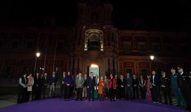 Foto de familia de los miembros del Gobierno andaluz y otros representantes institucionales ante la fachada de San Telmo tras la lectura del manifiesto
