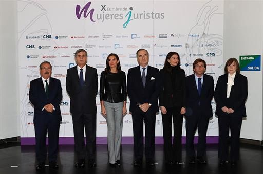 Foto de familia en el acto de inauguraci de la X Cumbre de Mujeres Juristas, presidido por S.M. la Reina Leticia y en el que ha intervenido la ministra de Justicia, Pilar Llop
