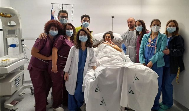 Alejandro, primer beb de 2023 en <strong>Almera</strong>, con los padres, Macarena y Alejandro, y el equipo mdico del Hospital Torrecrdenas