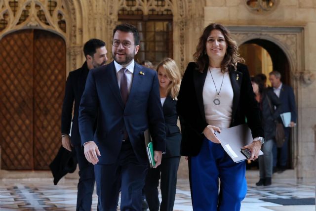 Fotografia del president Aragons dirigint-se a la reuni del Govern