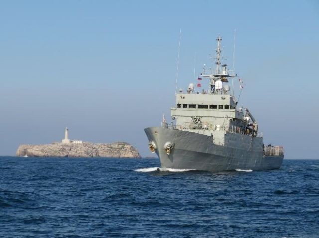 El patrullero de altura Serviola, entrando en el puerto de Santander