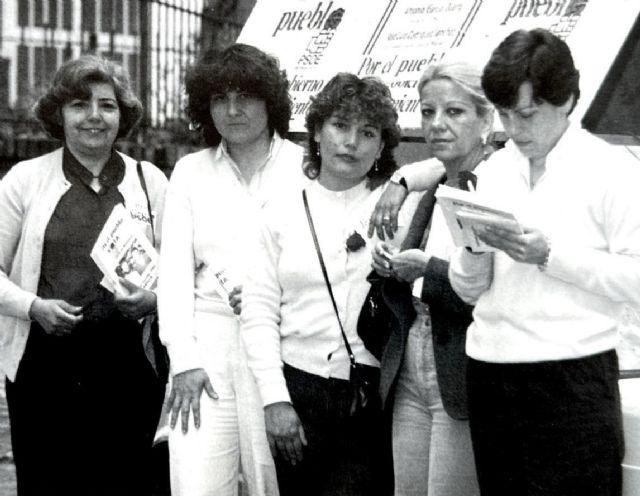 Marina Torres y Pepi Romero en las esquinas derecha e izquierda respectivamente, en la campaa electoral de 1983